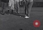Immagine di Bing Crosby conduce compagni cantare sul campo da golf Washington DC USA, 1956, secondo 54 filmato di repertorio 65675037953