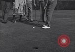 Immagine di Bing Crosby conduce compagni cantare sul campo da golf Washington DC USA, 1956, secondo 55 filmato di repertorio 65675037953