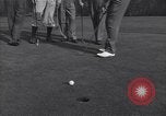 Immagine di Bing Crosby conduce compagni cantare sul campo da golf Washington DC USA, 1956, secondo 56 filmato di repertorio 65675037953