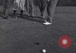 Immagine di Bing Crosby conduce compagni cantare sul campo da golf Washington DC USA, 1956, secondo 57 filmato di repertorio 65675037953