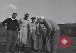 Immagine di Bing Crosby conduce compagni cantare sul campo da golf Washington DC USA, 1956, secondo 58 filmato di repertorio 65675037953