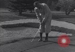 Immagine di Bing Crosby conduce compagni cantare sul campo da golf Washington DC USA, 1956, secondo 60 filmato di repertorio 65675037953