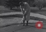 Immagine di Bing Crosby conduce compagni cantare sul campo da golf Washington DC USA, 1956, secondo 61 filmato di repertorio 65675037953