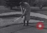 Immagine di Bing Crosby conduce compagni cantare sul campo da golf Washington DC USA, 1956, secondo 62 filmato di repertorio 65675037953