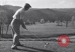 Immagine di Bing Crosby e Ben Hogan giocare a golf White Sulphur Springs West Virginia USA, 1956, secondo 1 filmato di repertorio 65675037954