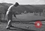 Immagine di Bing Crosby e Ben Hogan giocare a golf White Sulphur Springs West Virginia USA, 1956, secondo 3 filmato di repertorio 65675037954