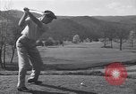 Immagine di Bing Crosby e Ben Hogan giocare a golf White Sulphur Springs West Virginia USA, 1956, secondo 4 filmato di repertorio 65675037954
