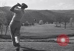 Immagine di Bing Crosby e Ben Hogan giocare a golf White Sulphur Springs West Virginia USA, 1956, secondo 5 filmato di repertorio 65675037954