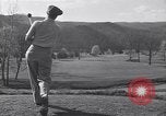 Immagine di Bing Crosby e Ben Hogan giocare a golf White Sulphur Springs West Virginia USA, 1956, secondo 6 filmato di repertorio 65675037954