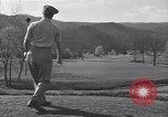 Immagine di Bing Crosby e Ben Hogan giocare a golf White Sulphur Springs West Virginia USA, 1956, secondo 7 filmato di repertorio 65675037954
