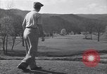 Immagine di Bing Crosby e Ben Hogan giocare a golf White Sulphur Springs West Virginia USA, 1956, secondo 8 filmato di repertorio 65675037954