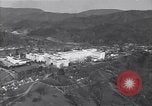 Immagine di Bing Crosby e Ben Hogan giocare a golf White Sulphur Springs West Virginia USA, 1956, secondo 10 filmato di repertorio 65675037954