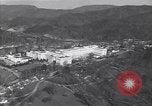 Immagine di Bing Crosby e Ben Hogan giocare a golf White Sulphur Springs West Virginia USA, 1956, secondo 11 filmato di repertorio 65675037954