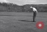 Immagine di Bing Crosby e Ben Hogan giocare a golf White Sulphur Springs West Virginia USA, 1956, secondo 21 filmato di repertorio 65675037954