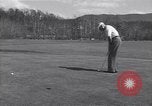 Immagine di Bing Crosby e Ben Hogan giocare a golf White Sulphur Springs West Virginia USA, 1956, secondo 22 filmato di repertorio 65675037954