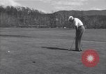 Immagine di Bing Crosby e Ben Hogan giocare a golf White Sulphur Springs West Virginia USA, 1956, secondo 23 filmato di repertorio 65675037954
