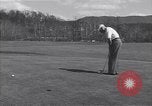 Immagine di Bing Crosby e Ben Hogan giocare a golf White Sulphur Springs West Virginia USA, 1956, secondo 24 filmato di repertorio 65675037954