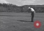 Immagine di Bing Crosby e Ben Hogan giocare a golf White Sulphur Springs West Virginia USA, 1956, secondo 25 filmato di repertorio 65675037954