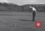 Immagine di Bing Crosby e Ben Hogan giocare a golf White Sulphur Springs West Virginia USA, 1956, secondo 26 filmato di repertorio 65675037954