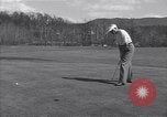 Immagine di Bing Crosby e Ben Hogan giocare a golf White Sulphur Springs West Virginia USA, 1956, secondo 27 filmato di repertorio 65675037954