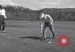 Immagine di Bing Crosby e Ben Hogan giocare a golf White Sulphur Springs West Virginia USA, 1956, secondo 28 filmato di repertorio 65675037954