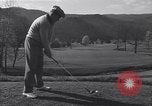 Immagine di Bing Crosby e Ben Hogan giocare a golf White Sulphur Springs West Virginia USA, 1956, secondo 38 filmato di repertorio 65675037954