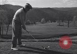 Immagine di Bing Crosby e Ben Hogan giocare a golf White Sulphur Springs West Virginia USA, 1956, secondo 39 filmato di repertorio 65675037954