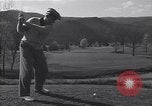 Immagine di Bing Crosby e Ben Hogan giocare a golf White Sulphur Springs West Virginia USA, 1956, secondo 40 filmato di repertorio 65675037954