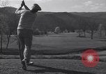 Immagine di Bing Crosby e Ben Hogan giocare a golf White Sulphur Springs West Virginia USA, 1956, secondo 41 filmato di repertorio 65675037954