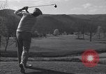 Immagine di Bing Crosby e Ben Hogan giocare a golf White Sulphur Springs West Virginia USA, 1956, secondo 42 filmato di repertorio 65675037954