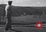 Immagine di Bing Crosby e Ben Hogan giocare a golf White Sulphur Springs West Virginia USA, 1956, secondo 45 filmato di repertorio 65675037954