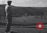 Immagine di Bing Crosby e Ben Hogan giocare a golf White Sulphur Springs West Virginia USA, 1956, secondo 46 filmato di repertorio 65675037954