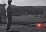 Immagine di Bing Crosby e Ben Hogan giocare a golf White Sulphur Springs West Virginia USA, 1956, secondo 47 filmato di repertorio 65675037954