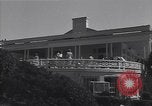 Immagine di Bing Crosby e Ben Hogan giocare a golf White Sulphur Springs West Virginia USA, 1956, secondo 48 filmato di repertorio 65675037954