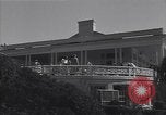 Immagine di Bing Crosby e Ben Hogan giocare a golf White Sulphur Springs West Virginia USA, 1956, secondo 49 filmato di repertorio 65675037954