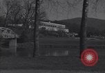 Immagine di Bing Crosby e Ben Hogan giocare a golf White Sulphur Springs West Virginia USA, 1956, secondo 51 filmato di repertorio 65675037954