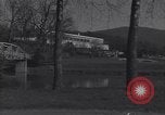 Immagine di Bing Crosby e Ben Hogan giocare a golf White Sulphur Springs West Virginia USA, 1956, secondo 53 filmato di repertorio 65675037954