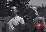 Immagine di Bing Crosby e Ben Hogan giocare a golf White Sulphur Springs West Virginia USA, 1956, secondo 57 filmato di repertorio 65675037954