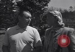 Immagine di Bing Crosby e Ben Hogan giocare a golf White Sulphur Springs West Virginia USA, 1956, secondo 58 filmato di repertorio 65675037954