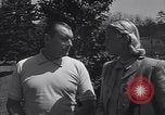 Immagine di Bing Crosby e Ben Hogan giocare a golf White Sulphur Springs West Virginia USA, 1956, secondo 59 filmato di repertorio 65675037954