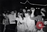Standbild Mein Mann Godfrey Film Premier Los Angeles California USA, 1957, aus Sekunde 6 historischem Filmmaterial Videoclip 65675037997