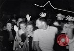 Standbild Mein Mann Godfrey Film Premier Los Angeles California USA, 1957, aus Sekunde 13 historischem Filmmaterial Videoclip 65675037997