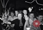 Standbild Mein Mann Godfrey Film Premier Los Angeles California USA, 1957, aus Sekunde 14 historischem Filmmaterial Videoclip 65675037997