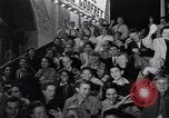 Standbild Mein Mann Godfrey Film Premier Los Angeles California USA, 1957, aus Sekunde 16 historischem Filmmaterial Videoclip 65675037997