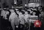 Standbild Mein Mann Godfrey Film Premier Los Angeles California USA, 1957, aus Sekunde 41 historischem Filmmaterial Videoclip 65675037997