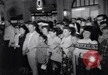 Standbild Mein Mann Godfrey Film Premier Los Angeles California USA, 1957, aus Sekunde 42 historischem Filmmaterial Videoclip 65675037997