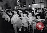 Standbild Mein Mann Godfrey Film Premier Los Angeles California USA, 1957, aus Sekunde 43 historischem Filmmaterial Videoclip 65675037997