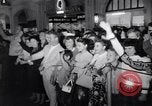 Standbild Mein Mann Godfrey Film Premier Los Angeles California USA, 1957, aus Sekunde 45 historischem Filmmaterial Videoclip 65675037997