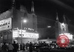 Standbild Mein Mann Godfrey Film Premier Los Angeles California USA, 1957, aus Sekunde 59 historischem Filmmaterial Videoclip 65675037997