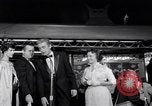 Standbild Mein Mann Godfrey film Premier Los Angeles California USA, 1957, aus Sekunde 10 historischem Filmmaterial Videoclip 65675037998